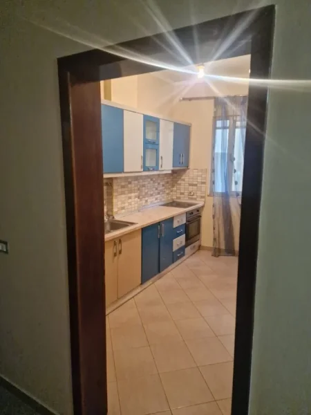 Tirane, jepet me qera apartament 3+1 Kati 3, 150 m² 500 € (Brryli)