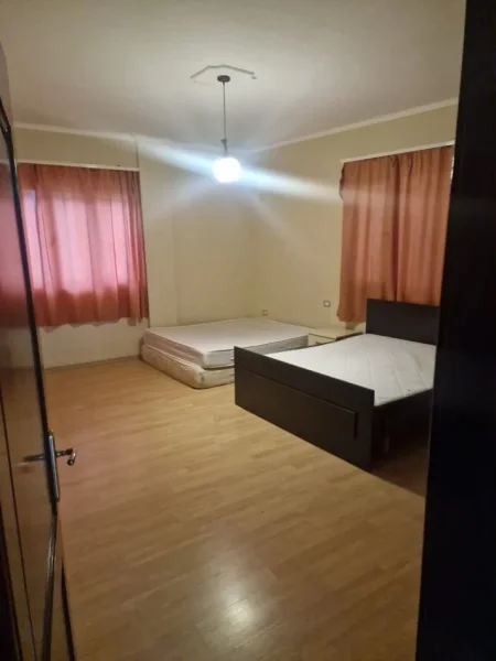 Tirane, jepet me qera apartament 3+1 Kati 3, 150 m² 500 € (Brryli)