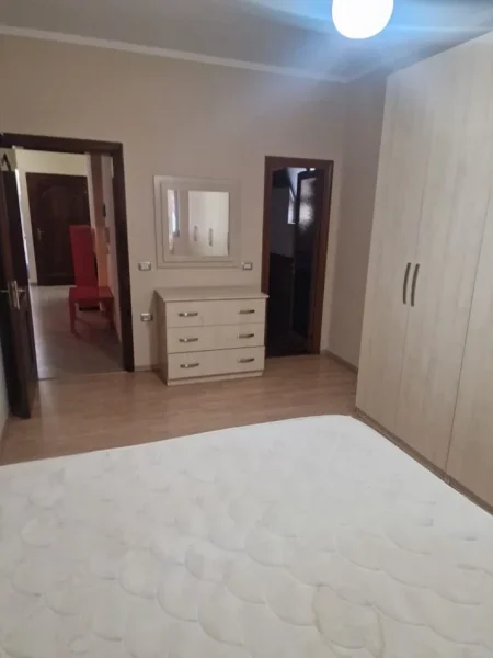 Tirane, jepet me qera apartament 3+1 Kati 3, 150 m² 500 € (Brryli)