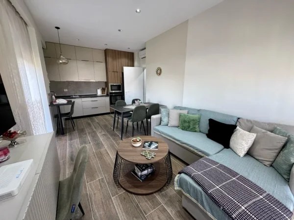 Tirane, jepet me qera apartament 2+1+Ballkon Kati 3, 70 m² 500 € (Ish Fusha e Aviacionit)
