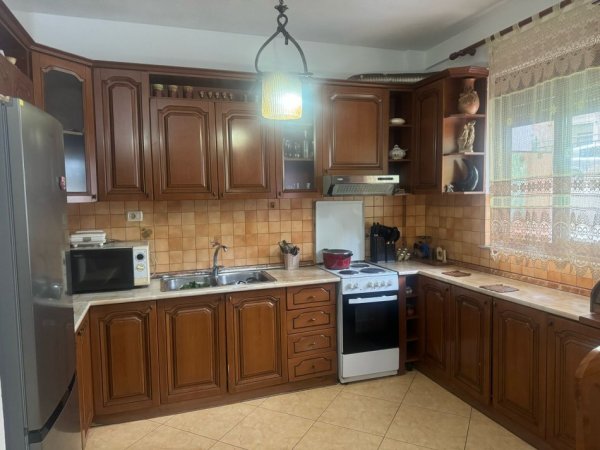 Tirane, jepet me qera apartament 2+1 Kati 1, 106 m² 550 € (Komuna e Parisit)