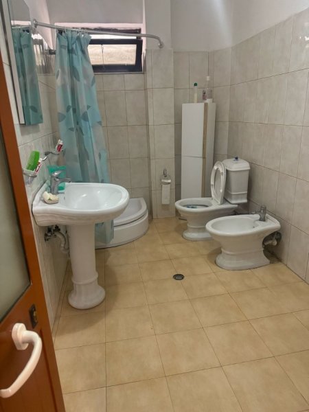 Tirane, jepet me qera apartament 2+1 Kati 1, 106 m² 550 € (Komuna e Parisit)