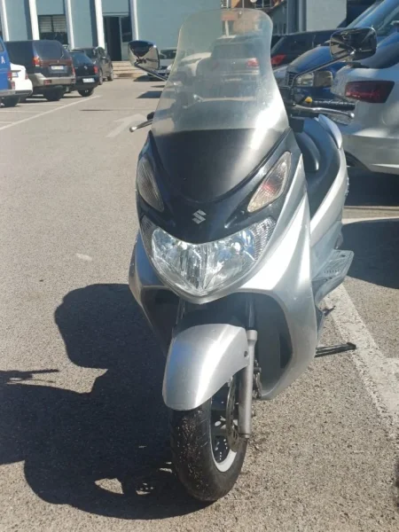 Tirane, shes Motociklete Suzuki Burgman 150cc – Viti 2003 – Në gjendje shumë të mirë , gri metalizato 38.600 km 900 €