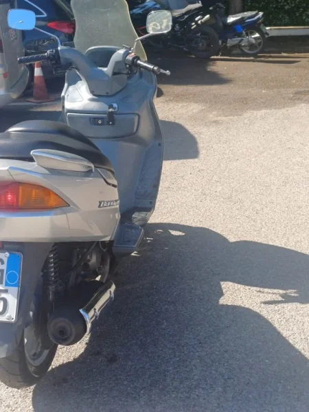 Tirane, shes Motociklete Suzuki Burgman 150cc – Viti 2003 – Në gjendje shumë të mirë , gri metalizato 38.600 km 900 €