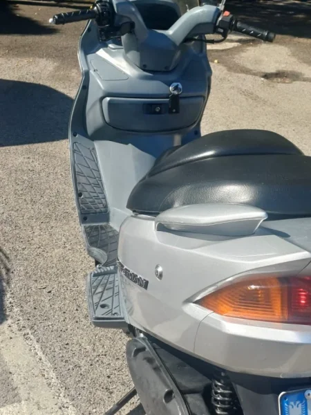 Tirane, shes Motociklete Suzuki Burgman 150cc – Viti 2003 – Në gjendje shumë të mirë , gri metalizato 38.600 km 900 €