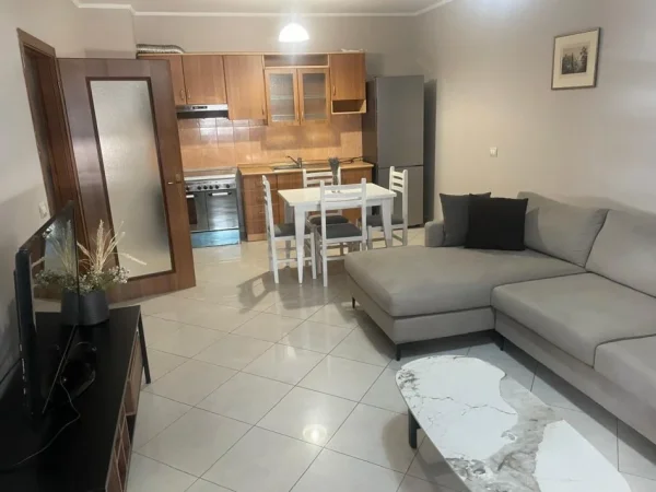 Tirane, jepet me qera apartament 1+1 Kati 4, 70 m² 500 € (Rruga e Elbasanit)