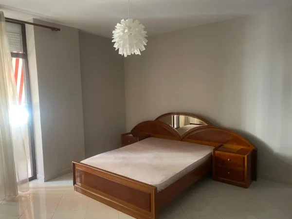 Tirane, jepet me qera apartament 1+1 Kati 4, 70 m² 500 € (Rruga e Elbasanit)