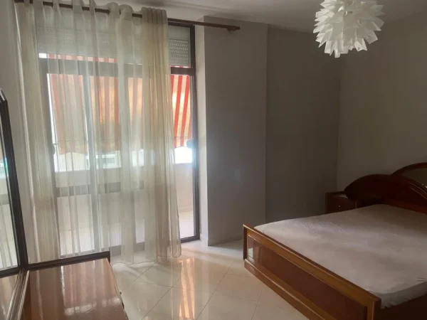Tirane, jepet me qera apartament 1+1 Kati 4, 70 m² 500 € (Rruga e Elbasanit)