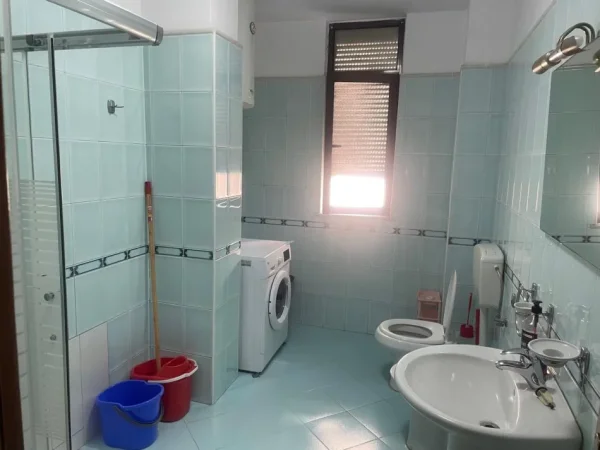 Tirane, jepet me qera apartament 1+1 Kati 4, 70 m² 500 € (Rruga e Elbasanit)