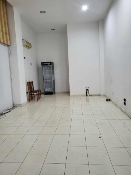 Tirane, jepet me qera dyqan Kati 1, 40 m² 300 € (Fresku)