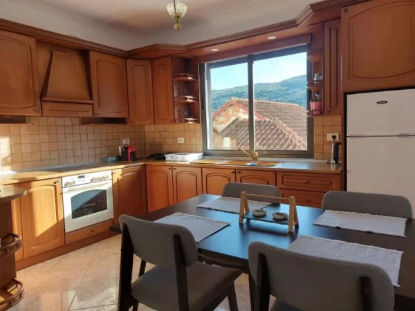 Berat, shitet apartament 3+1+Aneks+Ballkon Kati 2, 100 m²