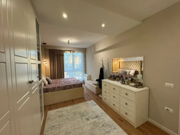 Tirane, shitet apartament 3+1+2 Poste parkimi Kati 4, 131 m² 300.000 €