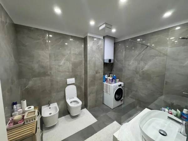 Tirane, shitet apartament 3+1+2 Poste parkimi Kati 4, 131 m² 300.000 €