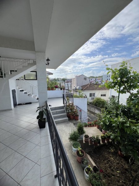Tirane, jepet me qera shtepi 2+1+Aneks+Ballkon Kati 1, 135 m² 380 € (Ali Shefqeti)