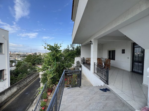 Tirane, jepet me qera shtepi 2+1+Aneks+Ballkon Kati 1, 135 m² 380 € (Ali Shefqeti)