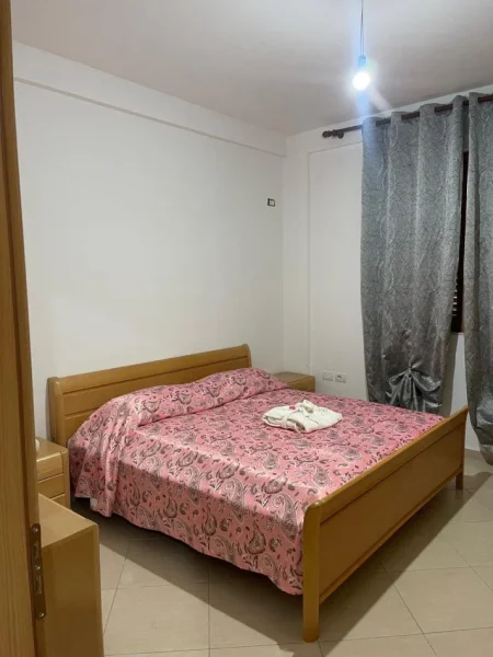 Tirane, jap me qera shtepi 1+1+Aneks+Ballkon Kati 1, 70 m² 350 € (Leka e madh)