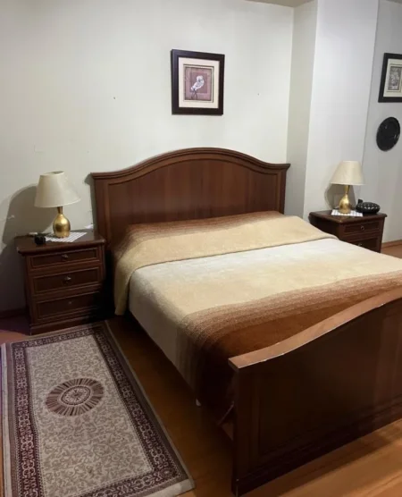 Tirane, jepet me qera apartament 2+1+Ballkon Kati 3, 112 m² 900 € (Prane Rruges se Kosovareve)