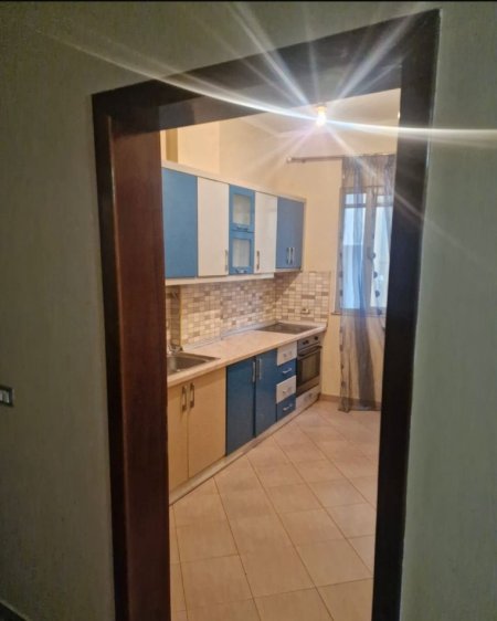 Tirane, jepet me qera apartament 3+1 Kati 3, 150 m² 500 € (Brrylit)