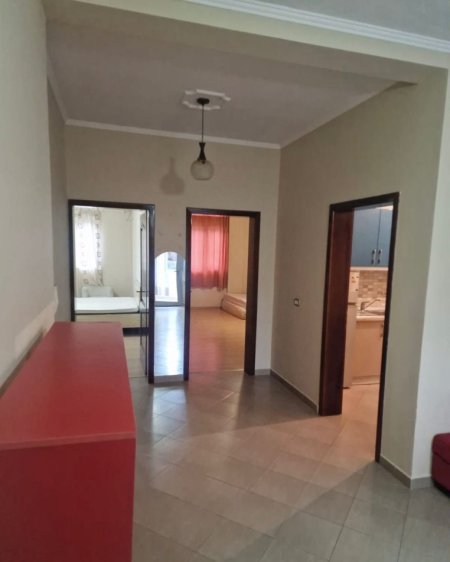 Tirane, jepet me qera apartament 3+1 Kati 3, 150 m² 500 € (Brrylit)