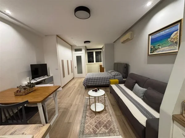 Tirane, jepet me qera studio Kati 9, 53 m² 400 € (Rr. Fuat Toptani te hotel Deja)