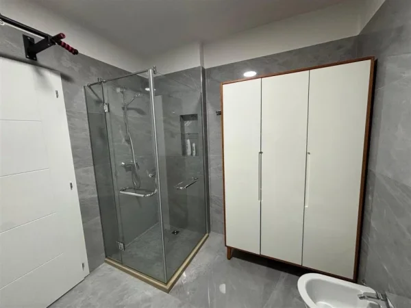 Tirane, jepet me qera studio Kati 9, 53 m² 400 € (Rr. Fuat Toptani te hotel Deja)