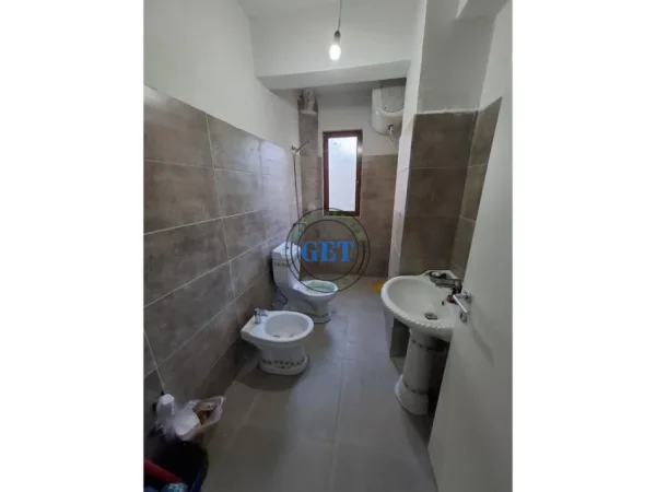 Durres, jepet me qera apartament 3+1 Kati 1, 110 m² 250 € (Parku Vala Durres)