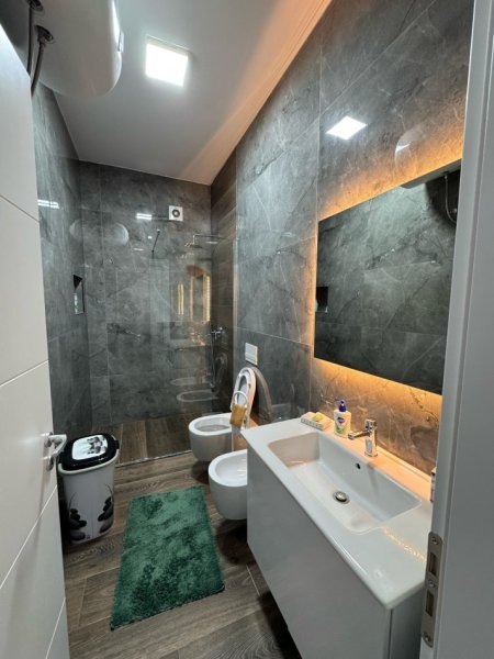 jepet me qera apartament 2+1 Kati 3, 90 m² 50.000 € (Ish Fusha e Aviacionit)