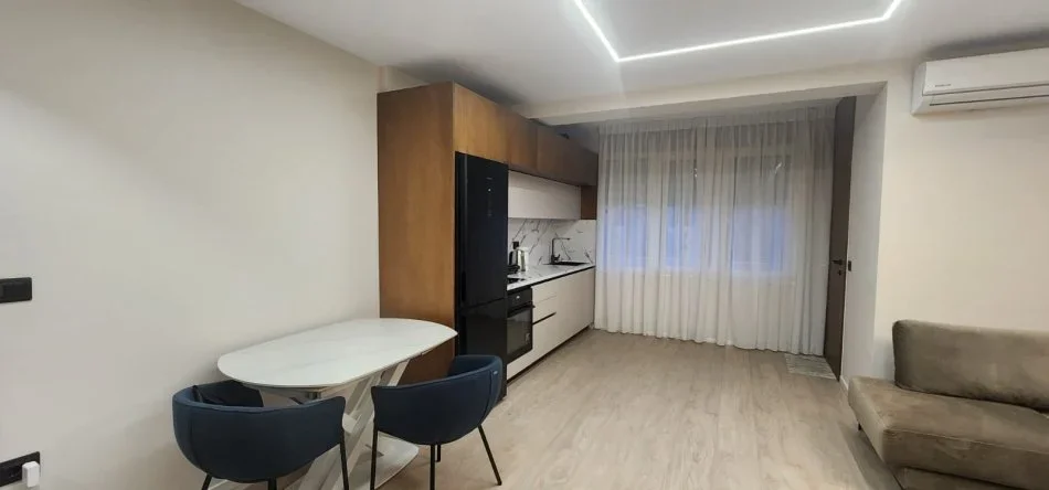 Tirane, jepet me qera apartament 1+1 Kati 6, 750 € (ne Qender)