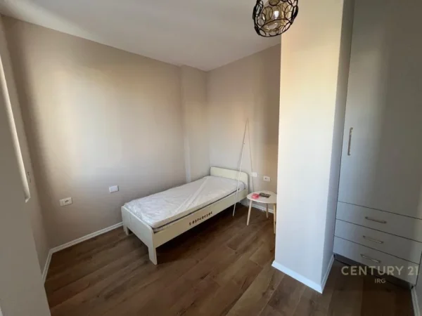 Tirane, jepet me qera apartament 2+1+Aneks+Ballkon Kati 3, 85 m² 1.200 € (Rruga e Barrikadave)