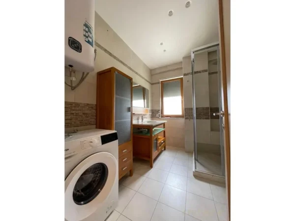 Tirane, jepet me qera apartament 2+1+Aneks+Ballkon Kati 8, 103 m² 1.700 € (LICEU ARTISTIK)