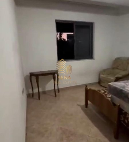 Tirane, jepet me qera shtepi 1+1+Ballkon Kati 1, 55 m² 200 € (Rruga Myslym Keta, prane profarmes)