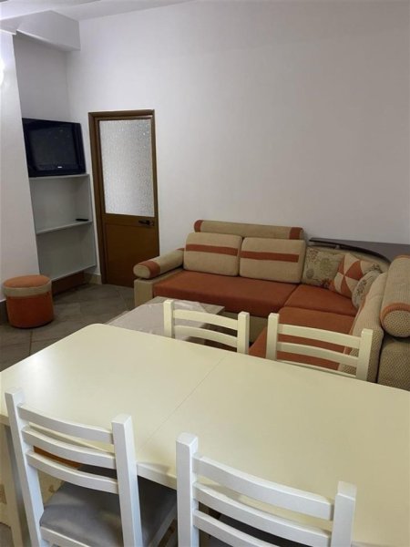Tirane, jepet me qera apartament 1+1 Kati 1, 60 m² 30.000 € (Selite prane nenstacionit elektrik)