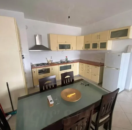 Durres, jepet me qera apartament 1+1+Ballkon Kati 7, 90 m² 299 € (Tek Vodafoni,Stacioni Trenit Durres)