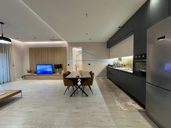 Tirane, jepet me qera apartament 3+1 Kati 2, 122 m² 1.800 € (deliorgji,tiran)