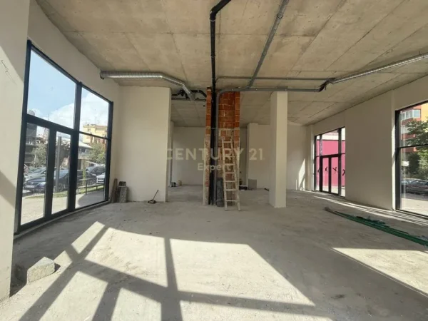 Tirane, shes ambjent biznesi Kati 0, 176 m² 881.500 € (Komuna e parisit)