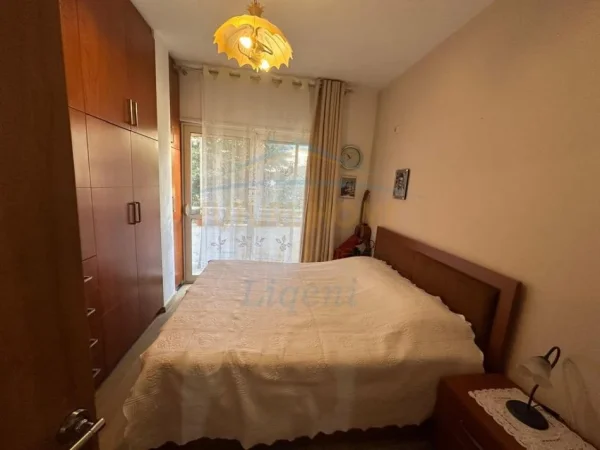 Tirane, jepet me qera apartament 2+1+Aneks+Ballkon Kati 3, 87 m² 900 € (liqeni i thate)