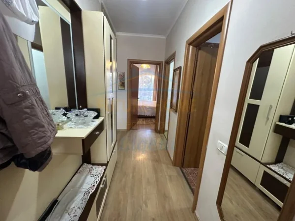 Tirane, jepet me qera apartament 2+1+Aneks+Ballkon Kati 3, 87 m² 900 € (liqeni i thate)