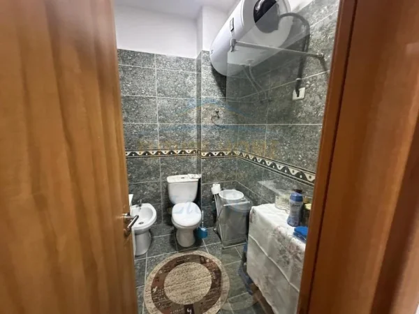 Tirane, jepet me qera apartament 2+1+Aneks+Ballkon Kati 3, 87 m² 900 € (liqeni i thate)