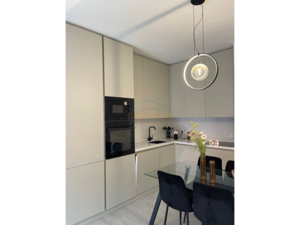 Tirane, jepet me qera apartament 2+1 Kati 5, 87 m² 800 € (kodra e djellit)