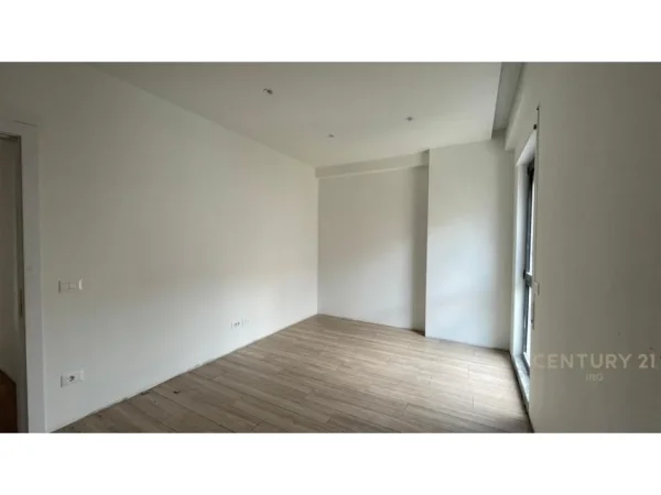 Tirane, jepet me qera zyre Kati 3, 141 m² 2.000 € (Myslym Shyri)