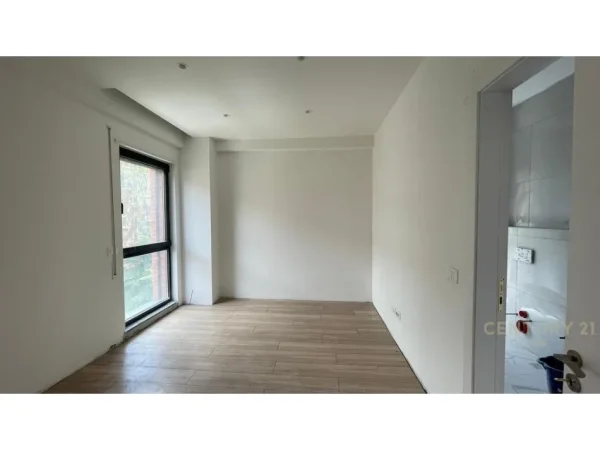 Tirane, jepet me qera zyre Kati 3, 141 m² 2.000 € (Myslym Shyri)