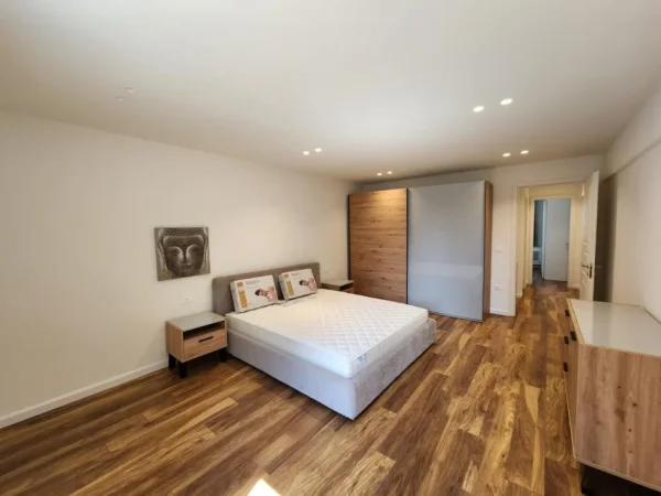 Tirane, jepet me qera apartament 2+1 , 120 m² 1.200 € (ne Qender)