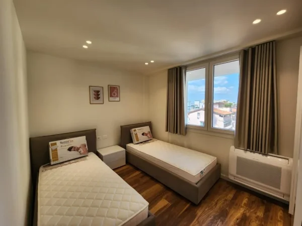 Tirane, jepet me qera apartament 2+1 , 120 m² 1.200 € (ne Qender)