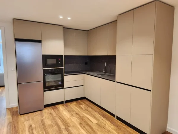 Tirane, jepet me qera apartament 2+1 , 120 m² 1.200 € (ne Qender)