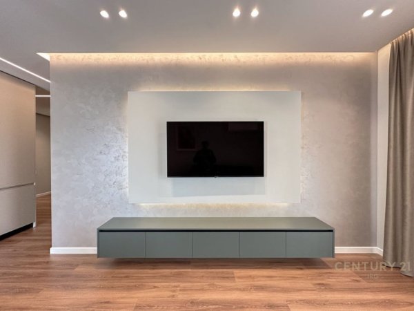 Tirane, jepet me qera apartament 2+1+Aneks+Ballkon Kati 4, 102 m² 1.000 € (FOLEJA E GJELBER)