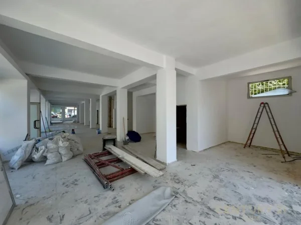 Tirane, shes ambjent biznesi Kati 0, 296 m² (Rruga Bardhyl)