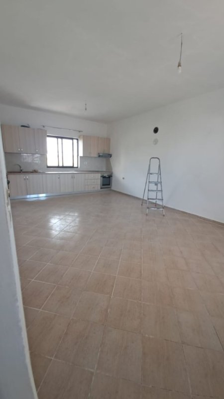 Tirane, jepet me qera shtepi 2+1 Kati 2, 85 m² 350 € (JEPET HYRJE 2+1 ME QERA NE PORCELAN TEK SHKOLLA MBREKULLIA)