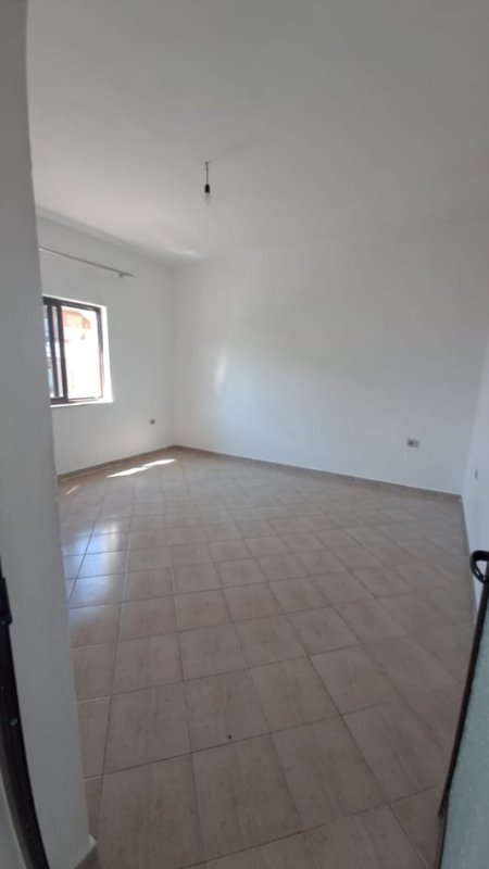 Tirane, jepet me qera shtepi 2+1 Kati 2, 85 m² 350 € (JEPET HYRJE 2+1 ME QERA NE PORCELAN TEK SHKOLLA MBREKULLIA)