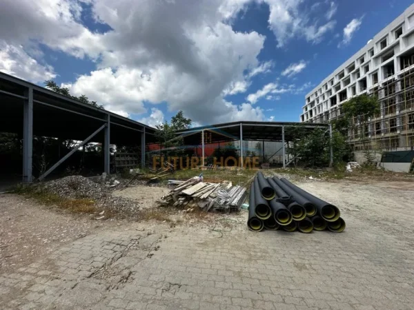 Tirane, jepet me qera magazine Kati 0, 2.070 m² 2.000 € (ish dogana)