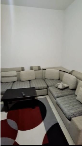 Tirane, jepet me qera Vile 1+1 Kati 1, 50 m² 300 € (JEPET ME QERA SUPER HYRJA 1+1 NE QYTET STUDENT TEK SHKOLLA FLABINA.)